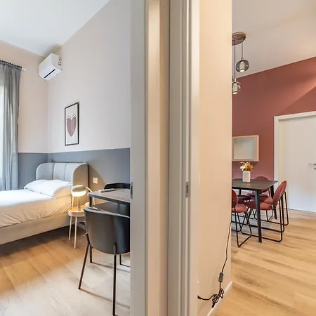 5' From Station, With 2 Bedrooms 아파트 *